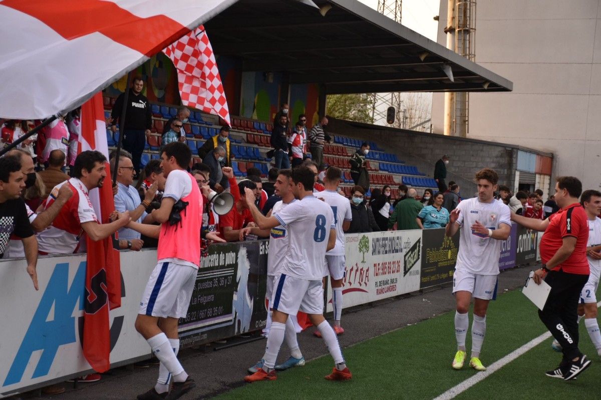 Partido de liga entre Langreo y Arosa