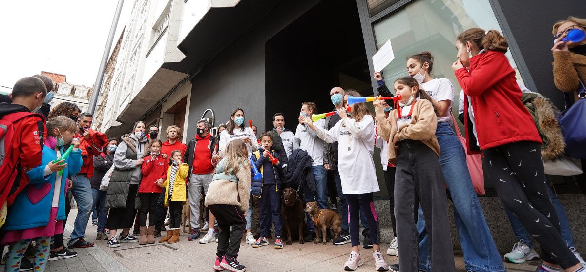 Protesta polo peche de Rías do Sur ante o ximnasio de Supera na rúa Blanco Porto