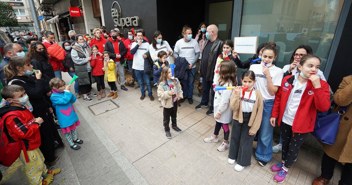 Protesta por el cierre de Rías do Sur ante el gimnasio de Supera en la calle Blanco Porto