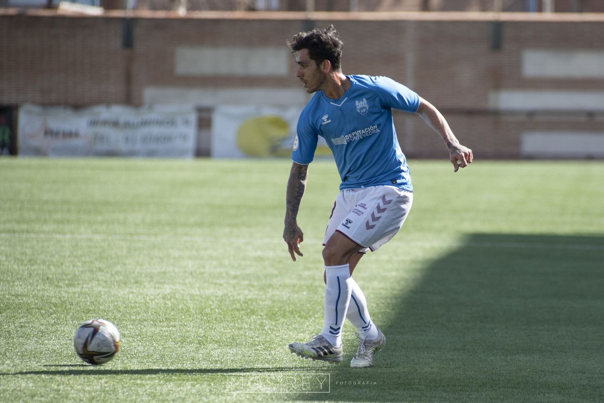 Samu Araújo, en el partido entre Navalcarnero y Pontevedra en el Estadio Mariano González