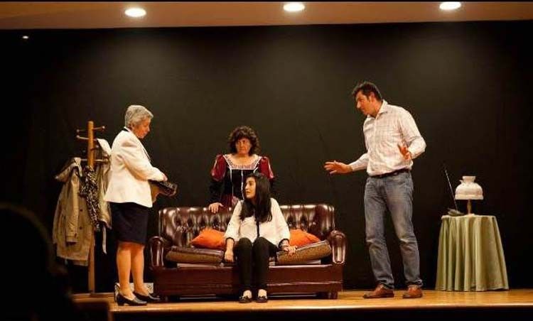 Escena de "Nesta casa hai fantasmas" del grupo de teatro Cristiñade