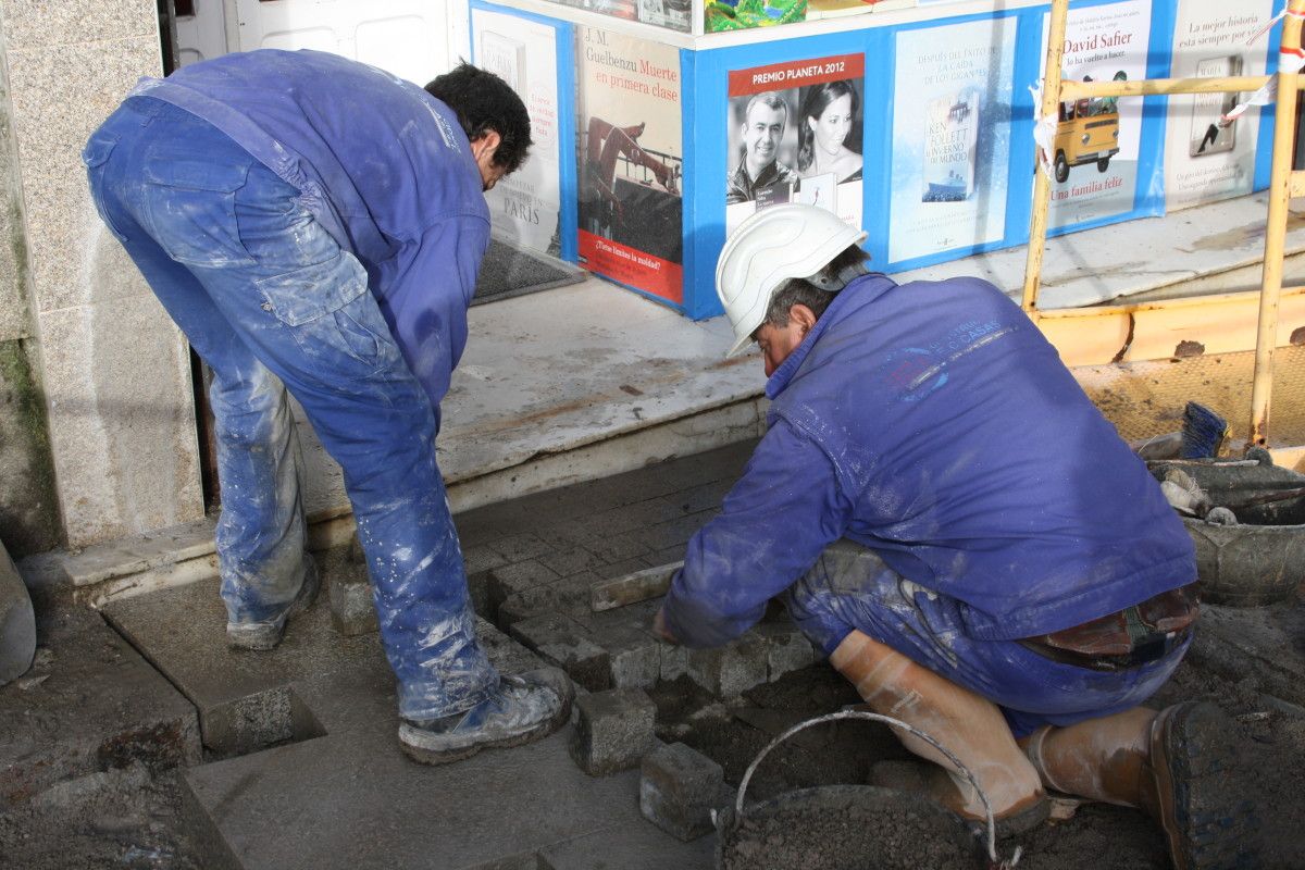 Dos trabajadores en una obra en Pontevedra