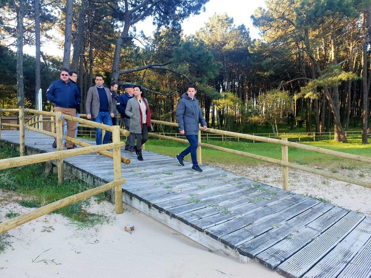 Visita de Luis López y Carlos Iglesias al espacio dunar de Area de Secada