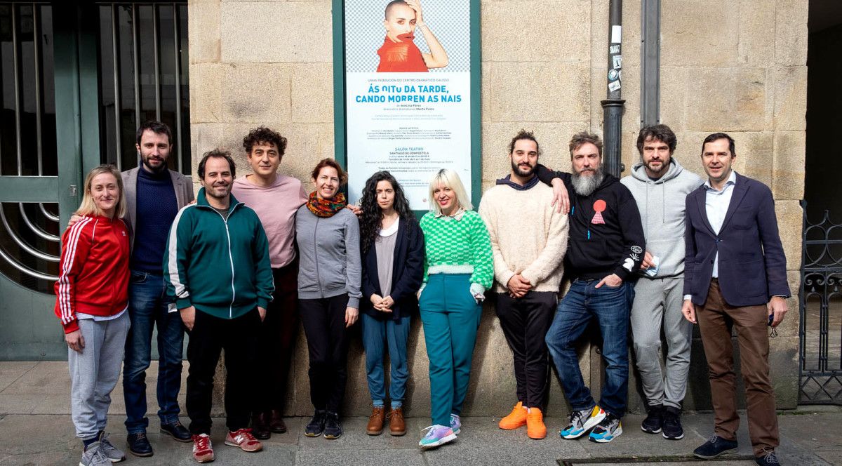 Marta Pazos con el equipo del CDG que estrenará 'Ás oito da tarde, cando morren as nais'