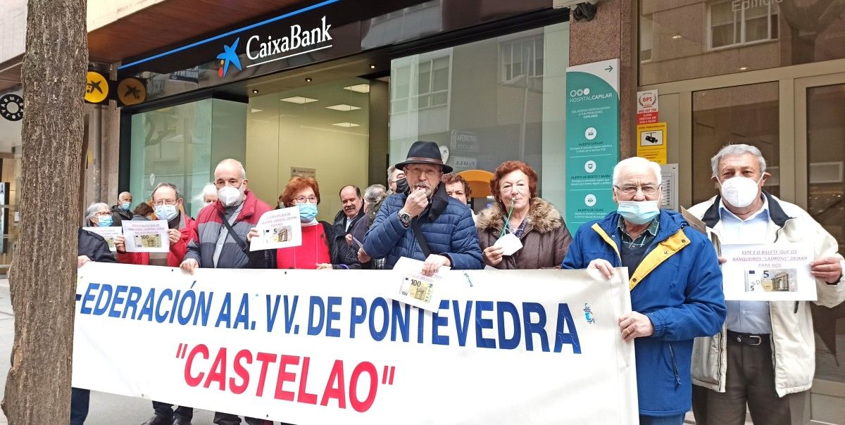 Protesta ante a oficina de CaixaBank