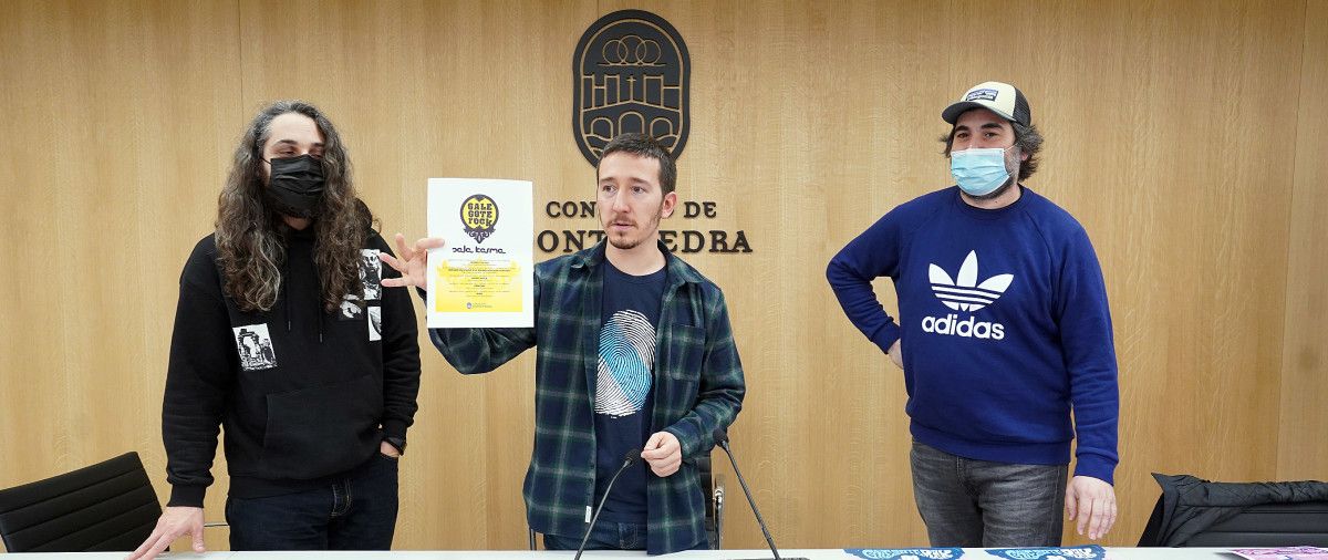 Gero Costas, Alberto Oubiña y Marcos Rivas mostrando el primer cartel del Galegote Rock