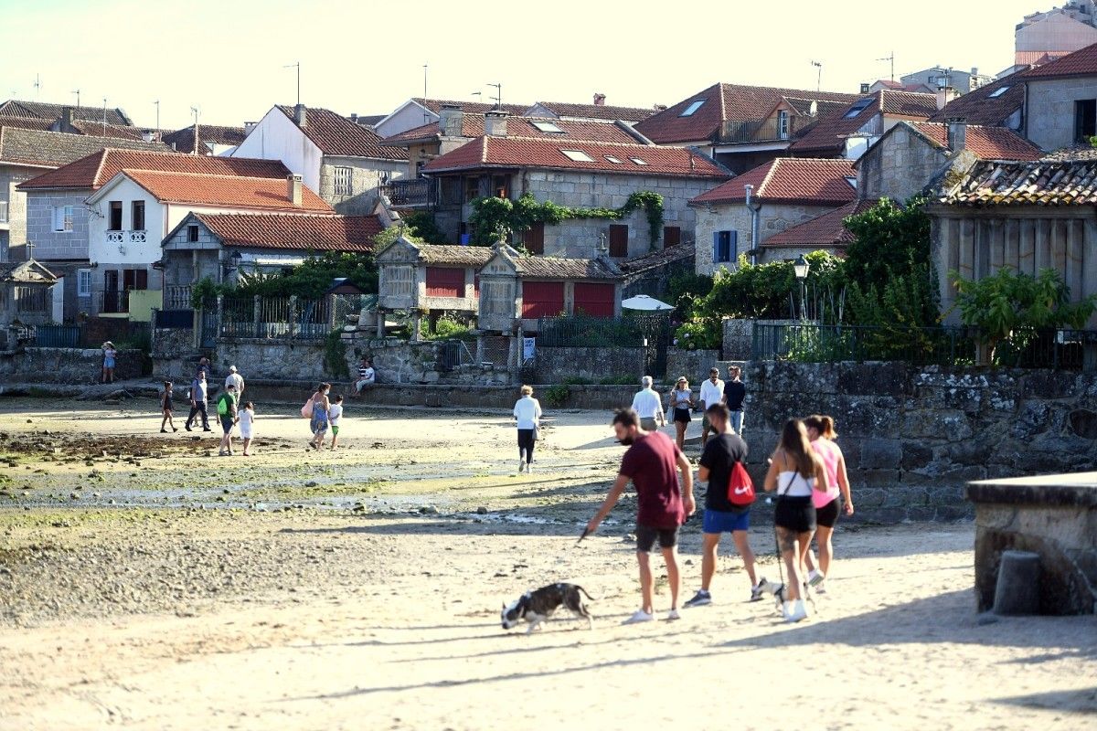 Visitantes en la playa de Combarro