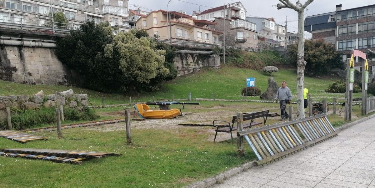 Comienza el traslado del parque infantil del Paseo das Redeiras de Combarro