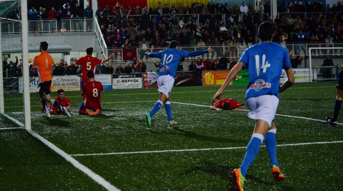 Anxo y Jorge celebran el gol de Pablo Carnero al Choco en Santa Mariña