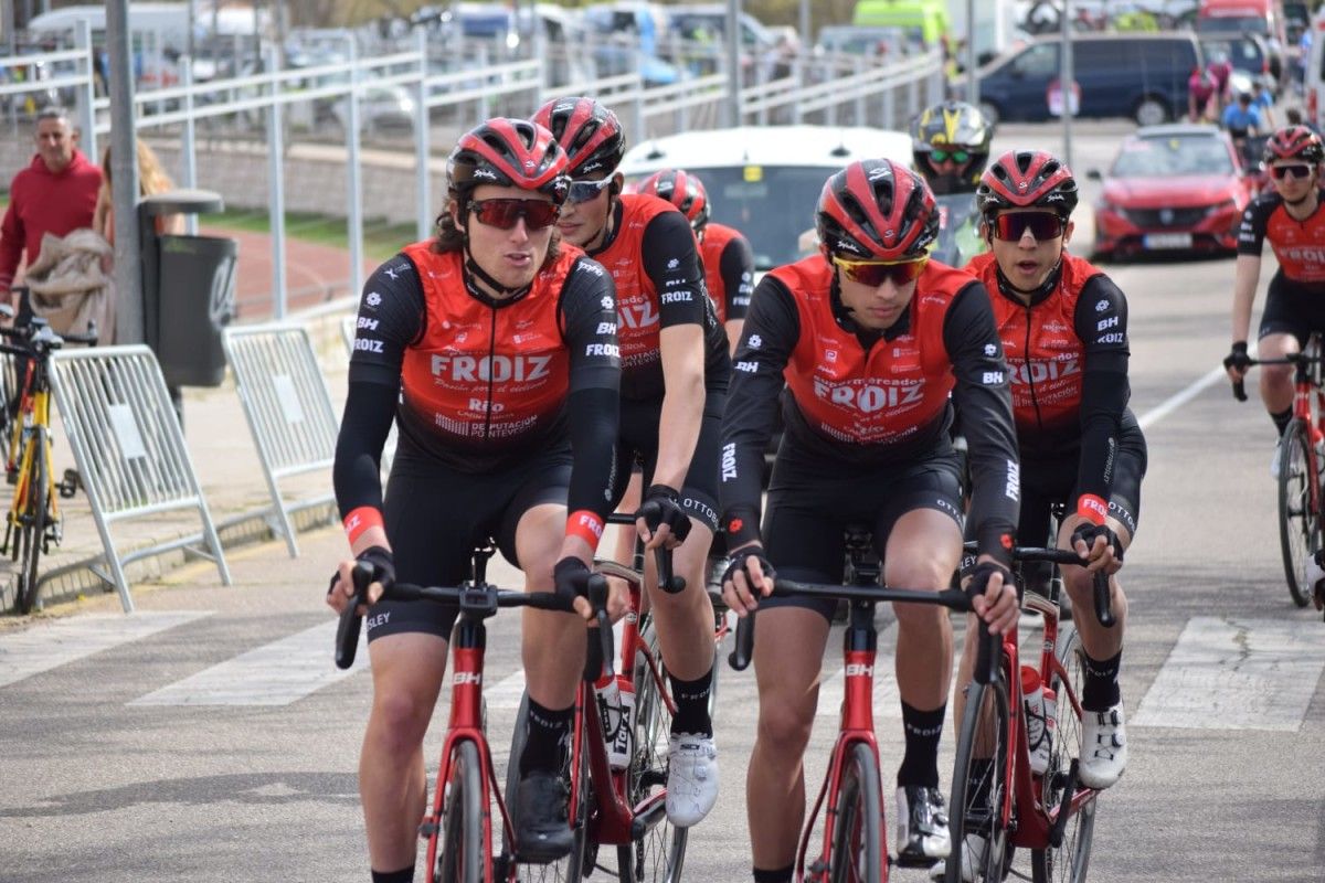 El equipo masculino de carretera del Supermercados Froiz participó en las clásicas de Padrón y Valladolid