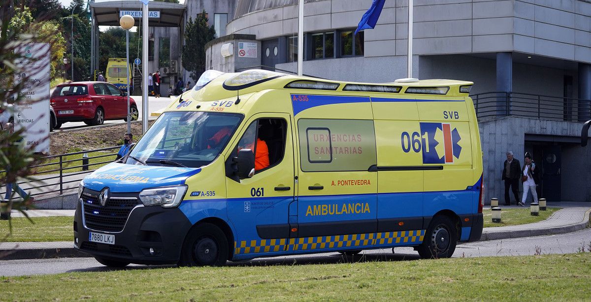 Ambulancia llegando al servicio de Urgencias del Hospital Montecelo