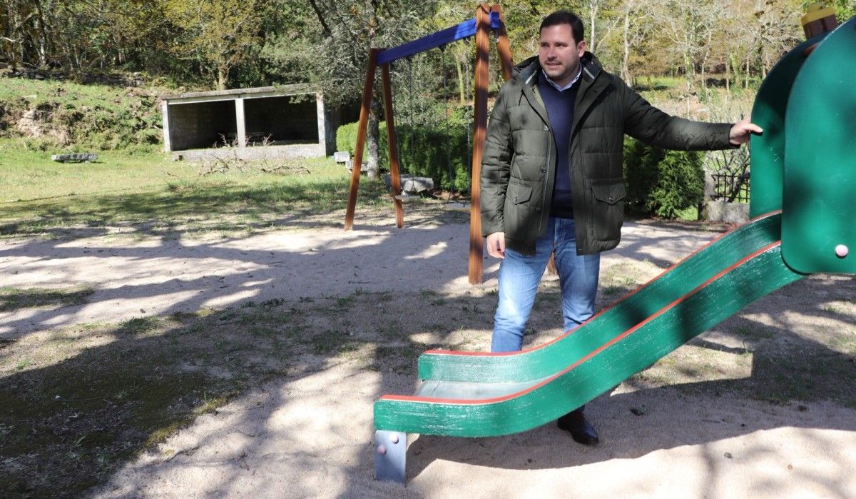 El alcalde de Cerdedo-Cotobade visita las obras en el parque infantil de la área recreativa de Santa Isabel, en la parroquia de Loureiro