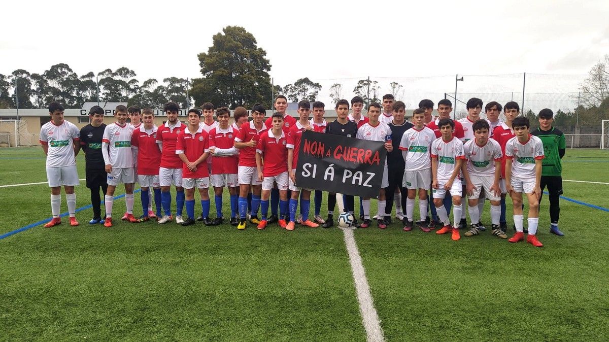 Partido entre el equipo juvenil del Barro CF y del Marcón con una pancarta de 'No a la guerra'