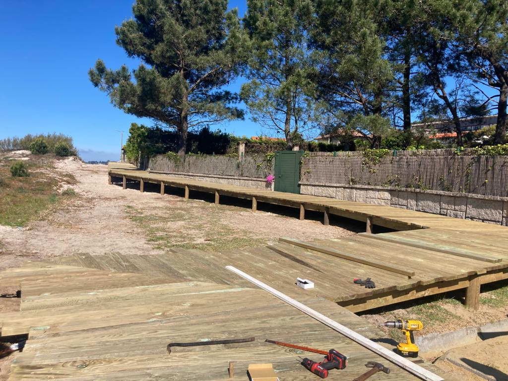 Pasarela de madera en la playa de Areas