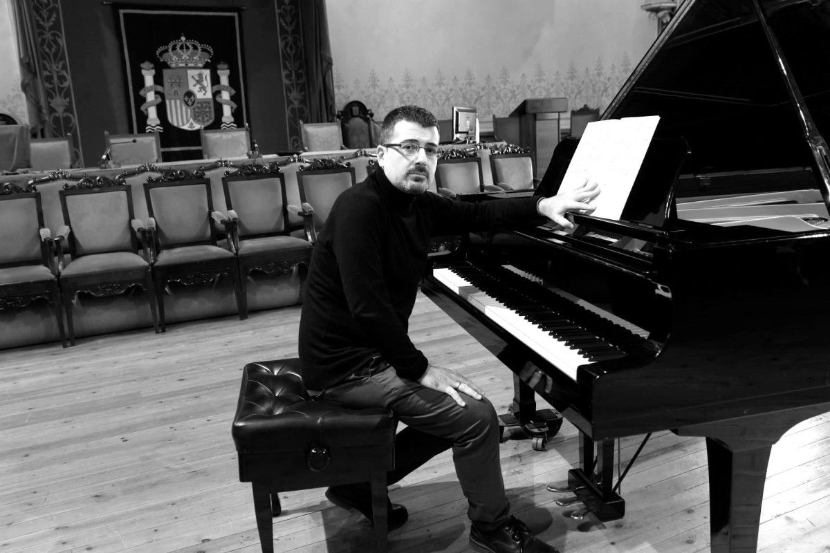 El intérprete Iván Fernández ante el piano