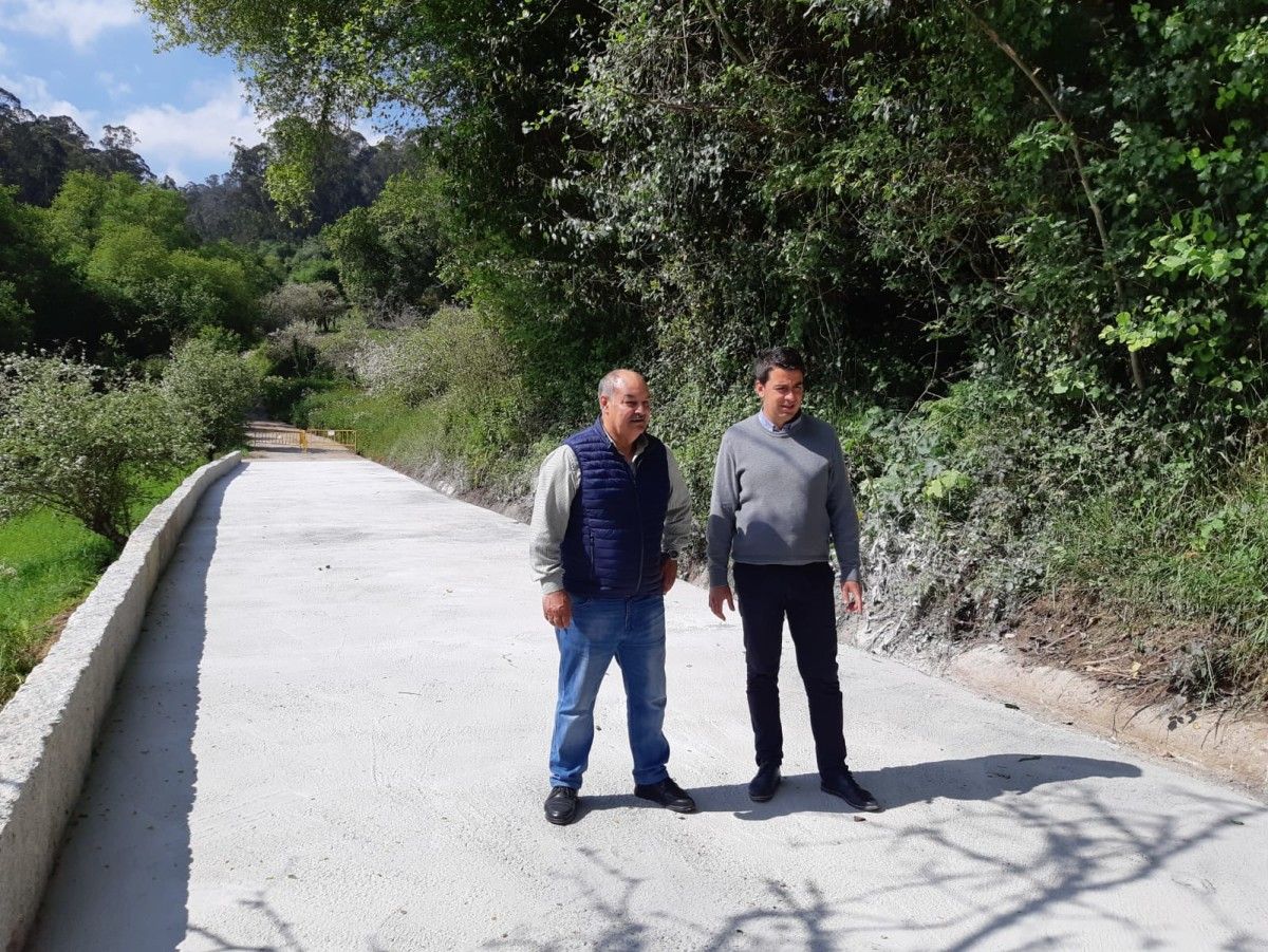 Visita de los concelleiros Pablo Novas y Manuel Domingos al Camiño da Cascalleira