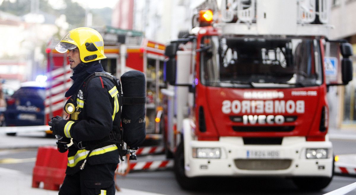 Intervención de los Bomberos y la Policía por un incendio subterráneo en Loureiro Crespo