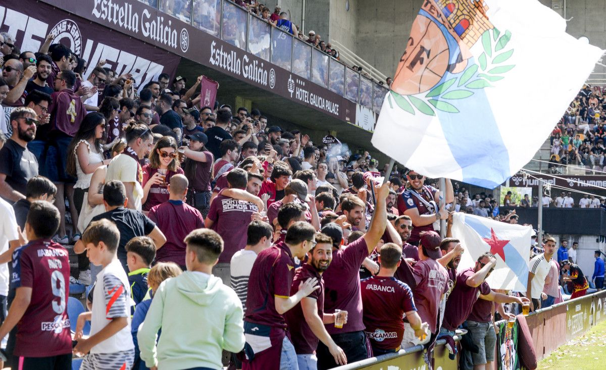 Partido de liga entre Pontevedra y Salamanca CF UDS en Pasarón