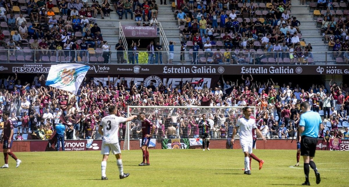 Partido de liga entre Pontevedra y Salamanca CF UDS en Pasarón