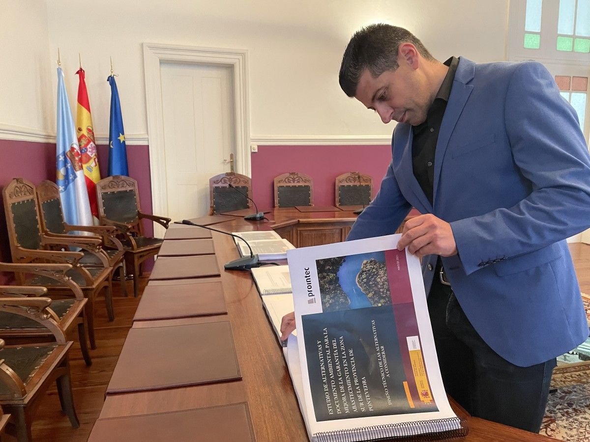 El alcalde de Ponte Caldelas, Andrés Díaz, revisa el "Estudo de alternativas para a mellora da garantía do abastecemento na zona sur da provincia de Pontevedra "