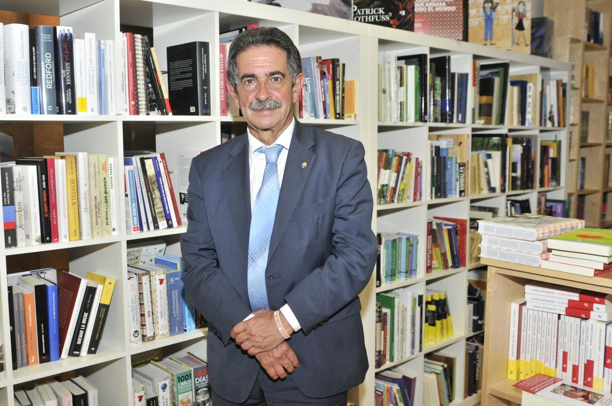 Miguel Ángel Revilla presentou "Nadie es más que nadie" na Librería Cronopios de Pontevedra 