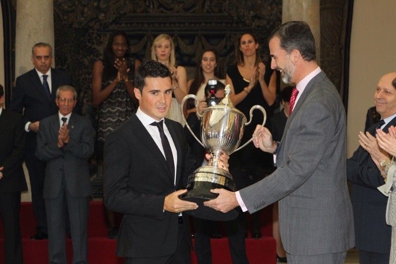 Javier Gómez Noya recibiendo de manos del Rey el Premio Nacional del Deporte