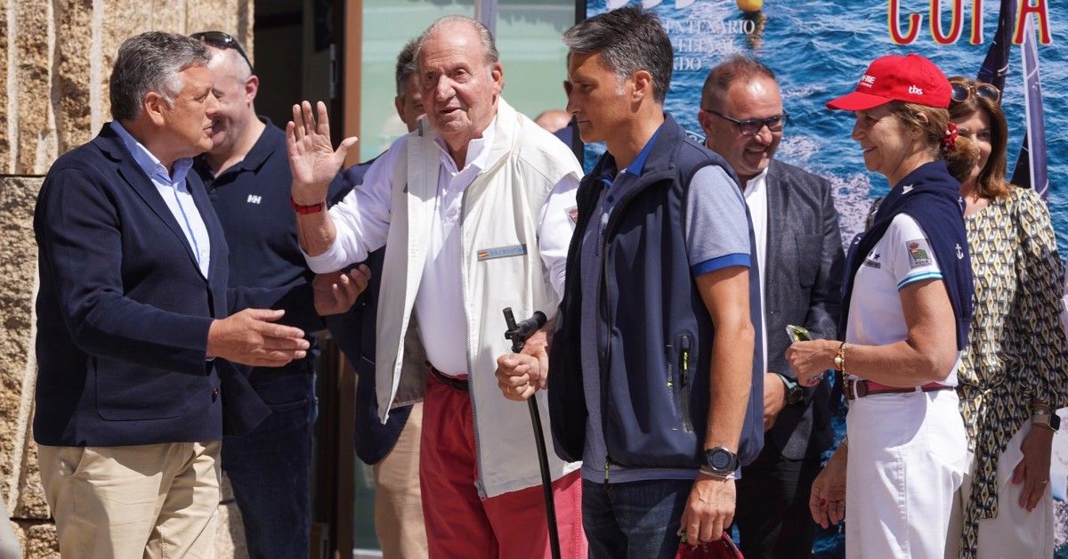 El rey emérito Juan Carlos I saludando a su llegada al Náutico de Sanxenxo