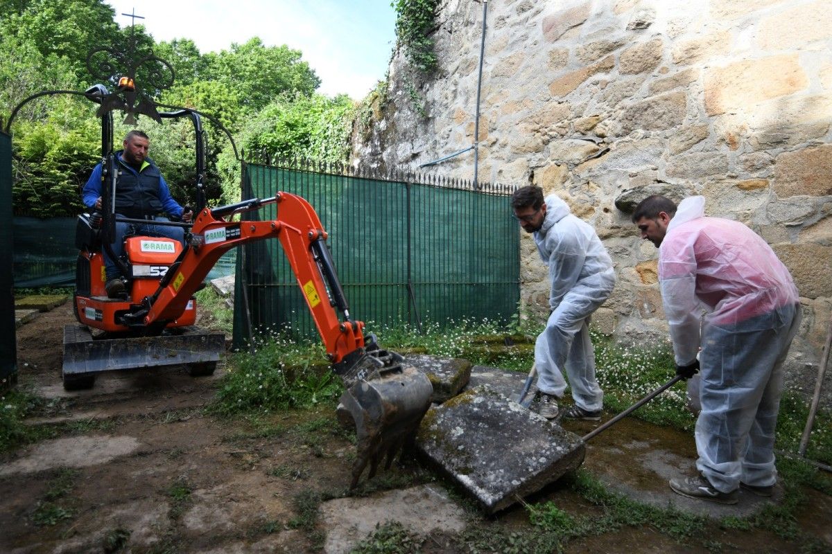 Trabajos de exhumación de los restos enterrados en el cementerio del antiguo convento de Santa Clara 