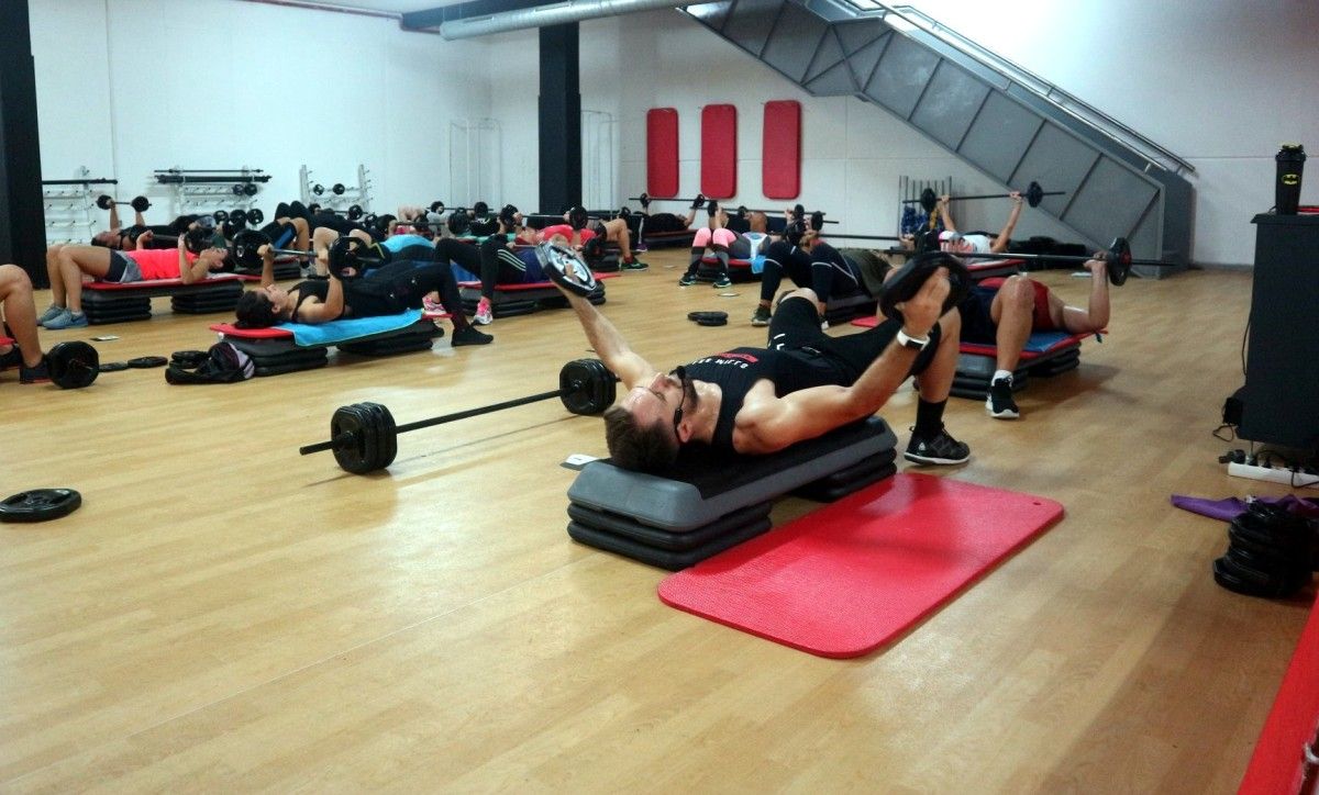 Persoas practicando deporte no Complexo deportivo Rías do Sur