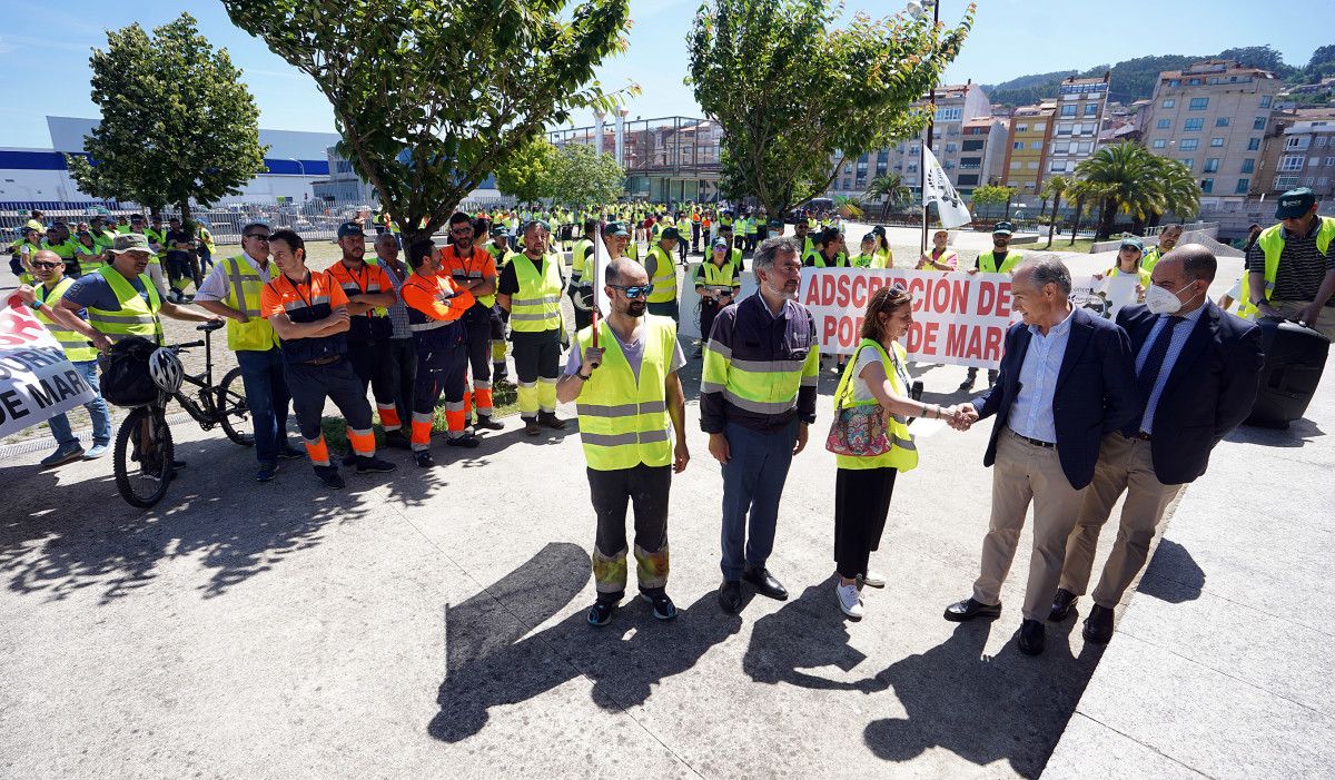 Marcha de trabajadores de Ence desde la fábrica de Lourizán al Puerto de Marín