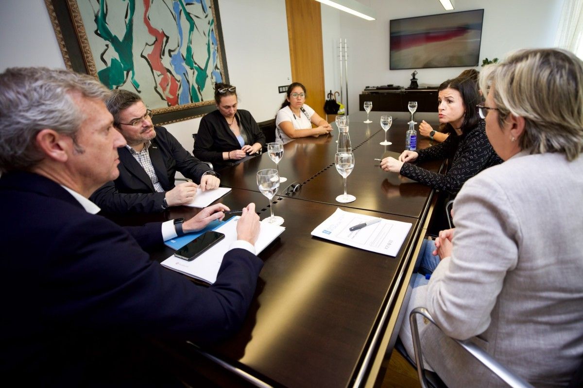 Reunión de Alfonso Rueda e Rosa Quintana coas familias da tripulación do Villa de Pitanxo