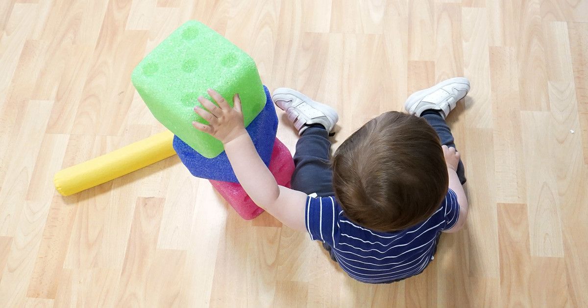 Un niño jugando