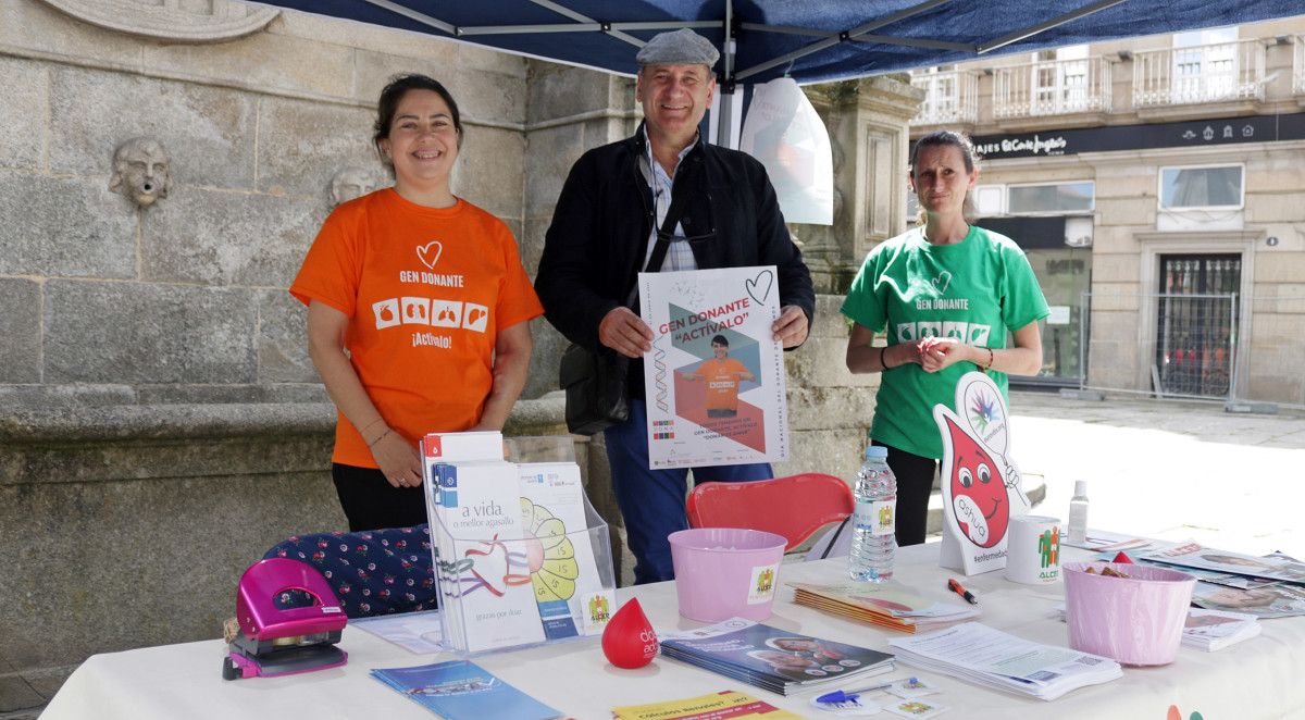 Nuria Cruz, Carlos Sánchez Montes y Raquel Miguélez en la mesa infromativa de Alcer Pontevedra