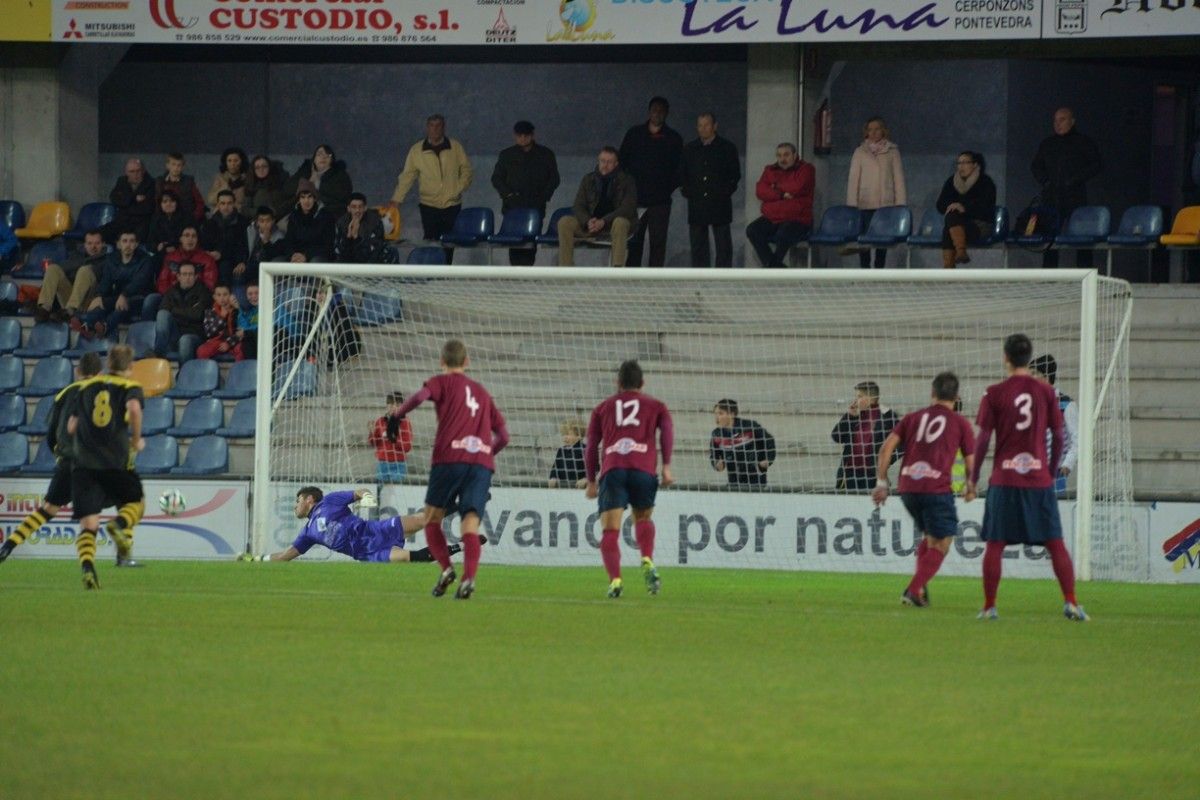 Edu detiene el primer penalti lanzado por Chema en el Pontevedra-Rápido de Bouzas