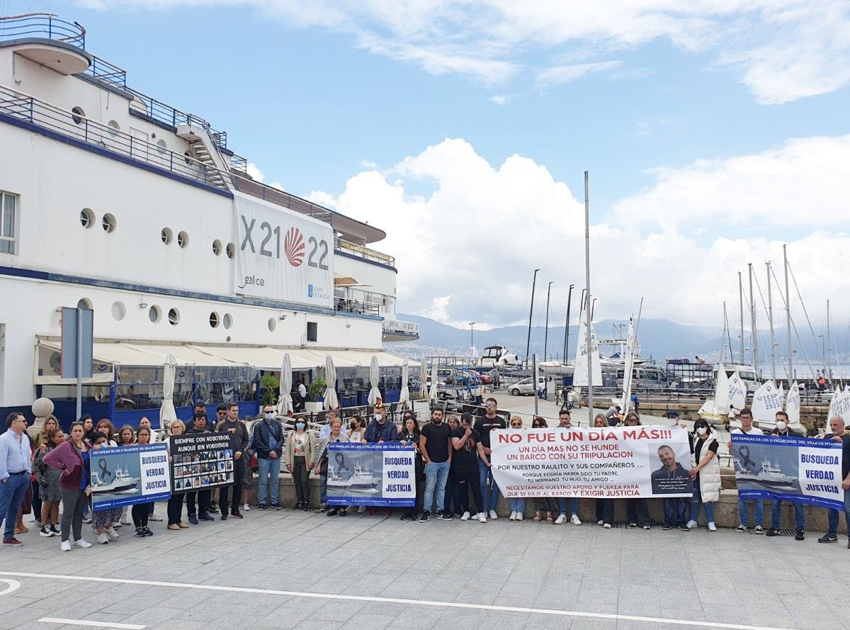 Familiares de vítimas do Villa de Pitanxo no porto de Vigo