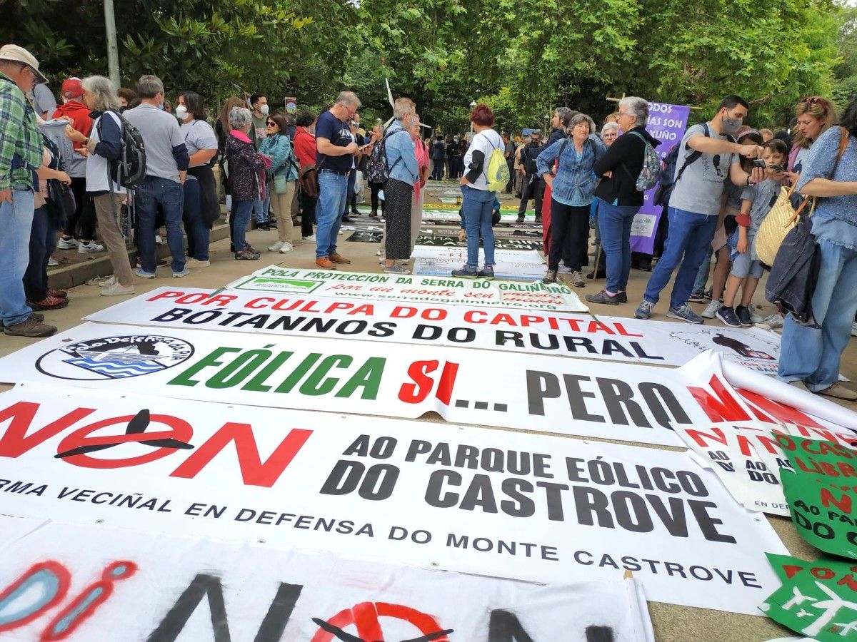 Pancartas contra el Parque Eólico proyectado en el Monte Castrove