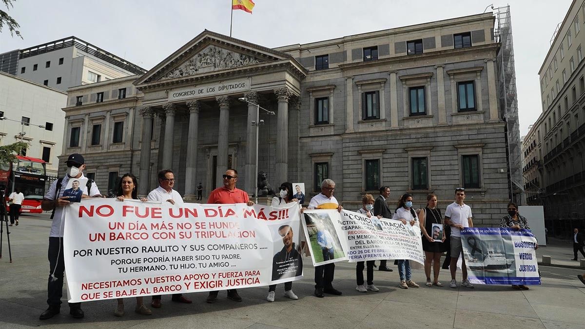 Protesta dos familiares do Villa de Pitanxo diante do Congreso dos Deputados