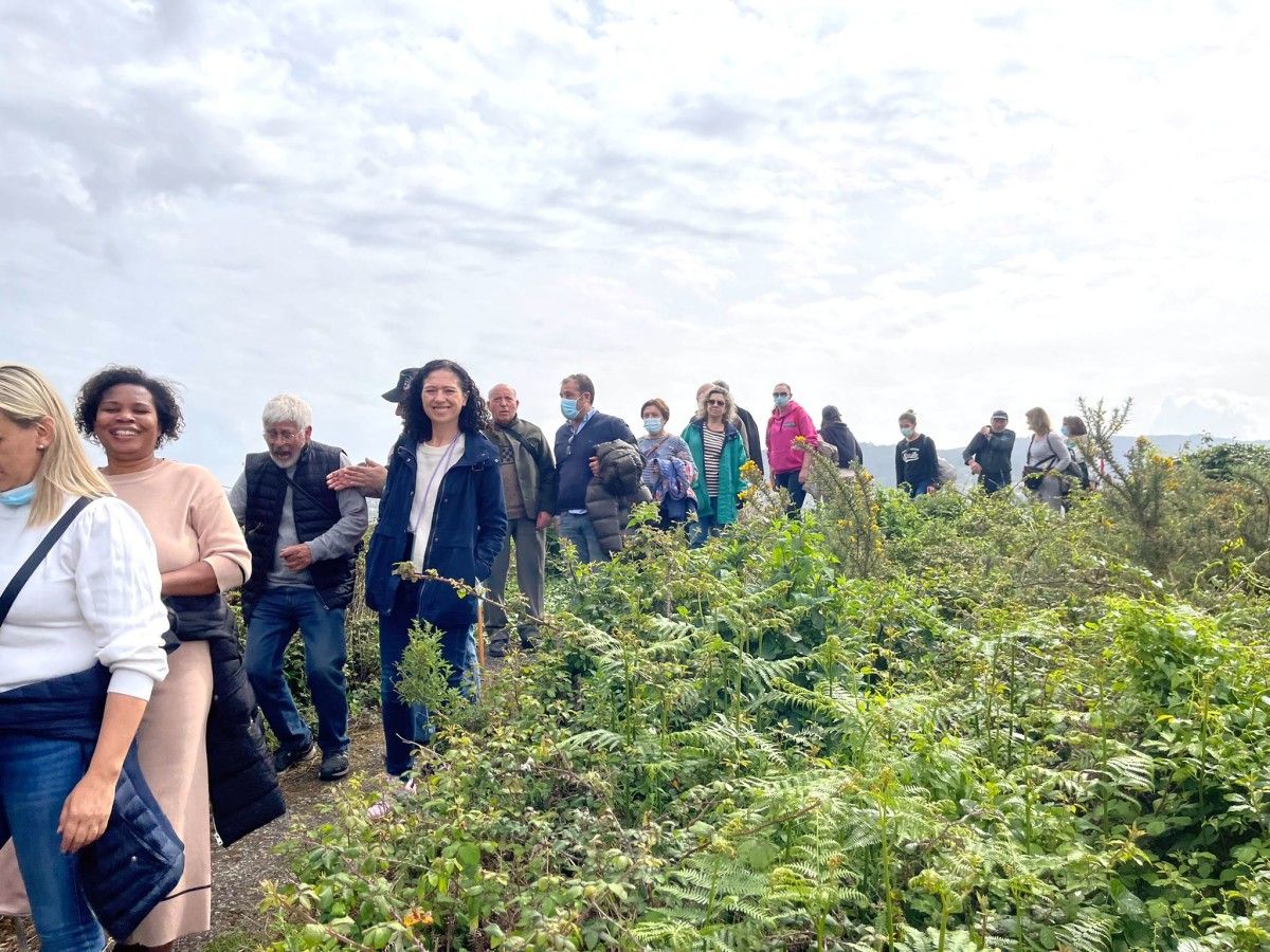 Silvia Díaz, concelleira de Turismo, durante a visita á Illa de Tambo na xornada 'Descubre Poio'