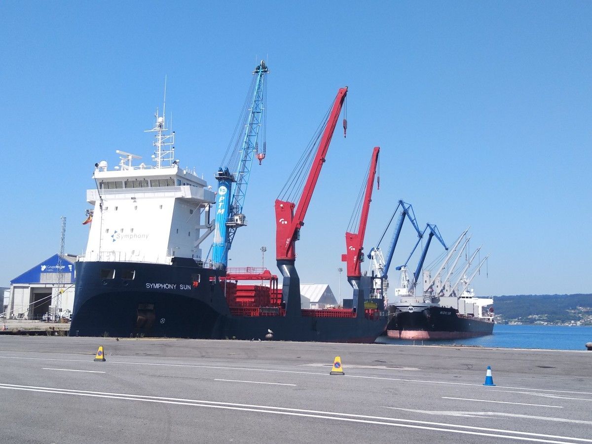 Un buque mercante en el puerto de Marín