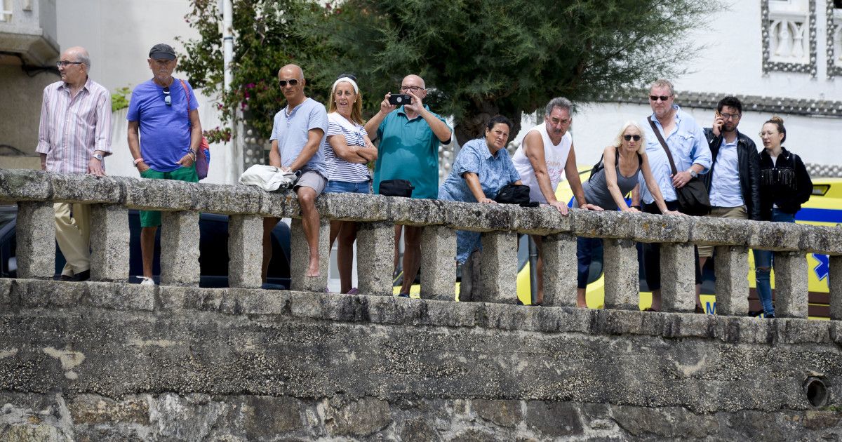 Gente en el paseo de la playa de Silgar