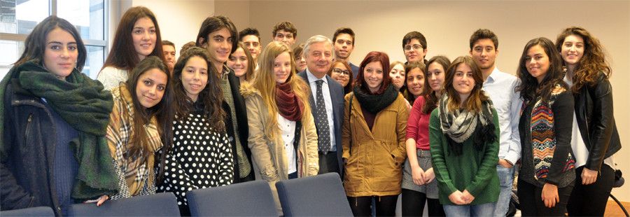 Alumnos del IES Frei Martín Sarmiento en Bruselas con José Blanco