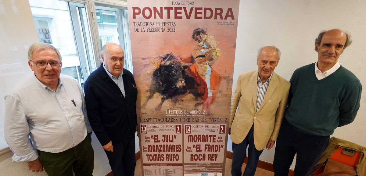 Responsables de la empresa Hermanos Lozano junto al cartel diseñado por el pintor Diego Ramos