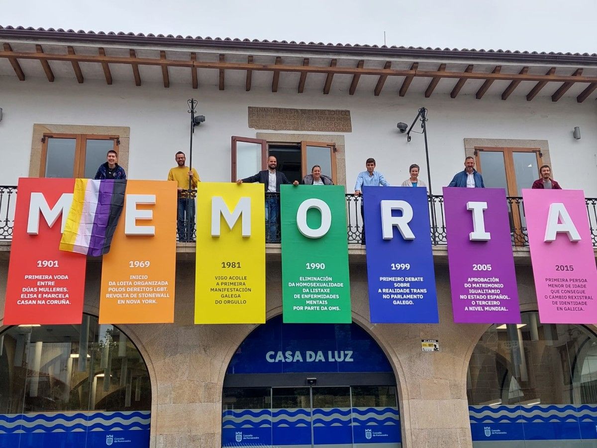 Nee Barros, Hadrián Pernas, Iván Puentes, Yoya Blanco, Guillermo Juncal, Eva Villaverde, Marcos Rey y Alberto Oubiña en el balcón de la Casa da Luz