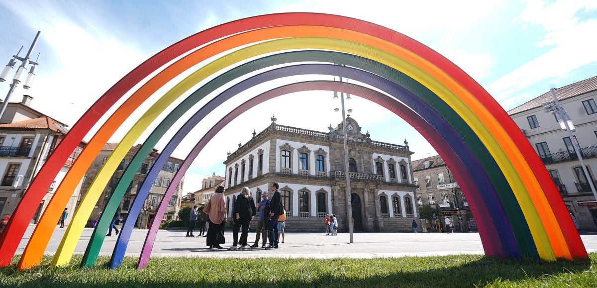 Yoya Blanco e Iván Puentes visita el arco iris con los colores del Orgullo en la plaza de España