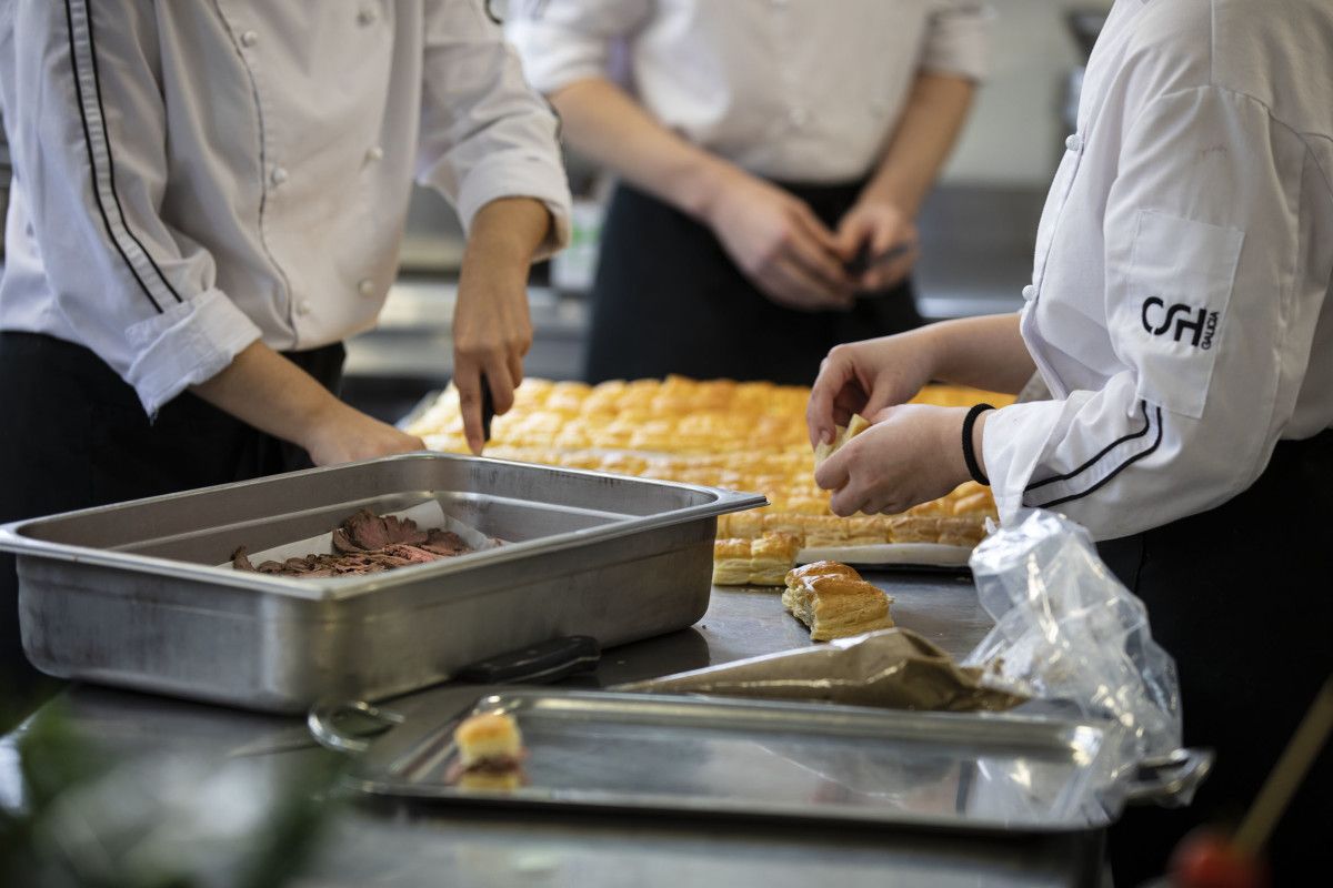 Un grupo de personas trabajando en una cocina