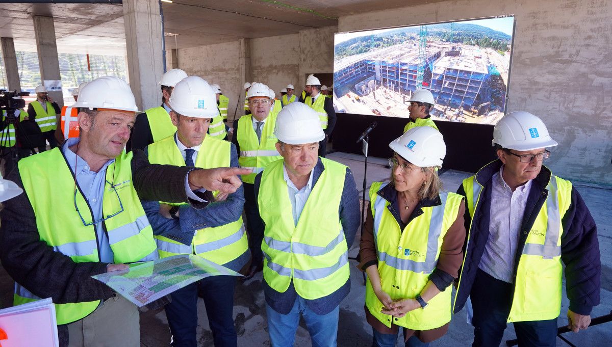 Rueda e Lores nunha visita ás obras do Hospital Gran Montecelo