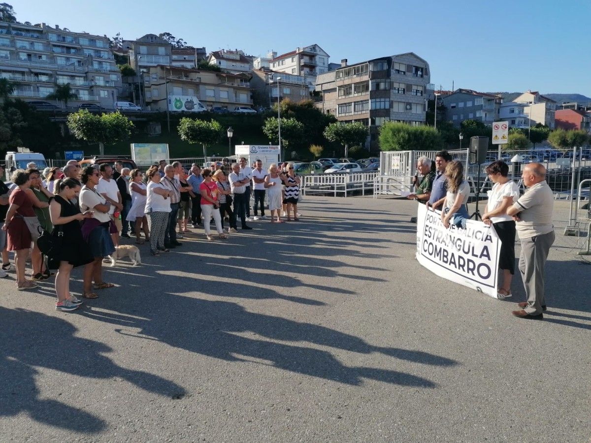 Protesta contra el cierre del estacionamiento del muelle de A Canteira