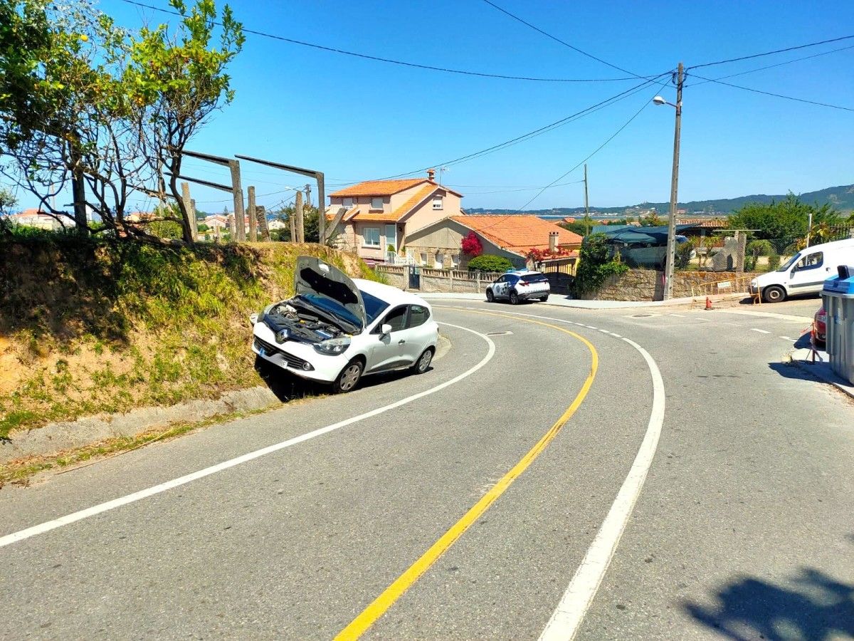 Vehículo accidentado en Noalla