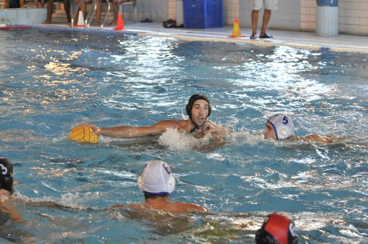 Momento del partido entre el Waterpolo Galaico y el Waterpolo Santiago