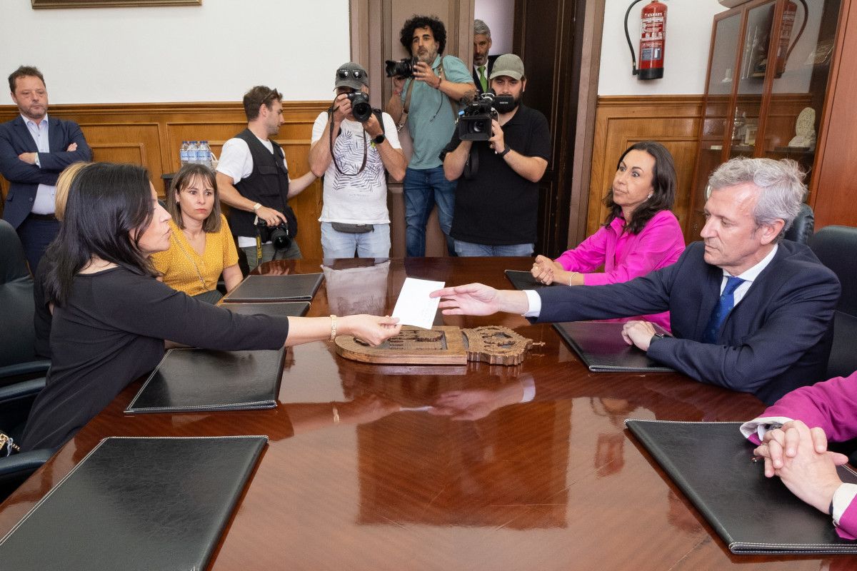 Alfonso Rueda con representantes das familias do Villa de Pitanxo